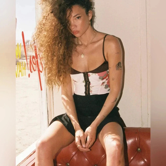 Princess Polly Colton Corset Top, Sz 6, White Floral, Roses, Red, Green, Brown - Picture 6 of 13